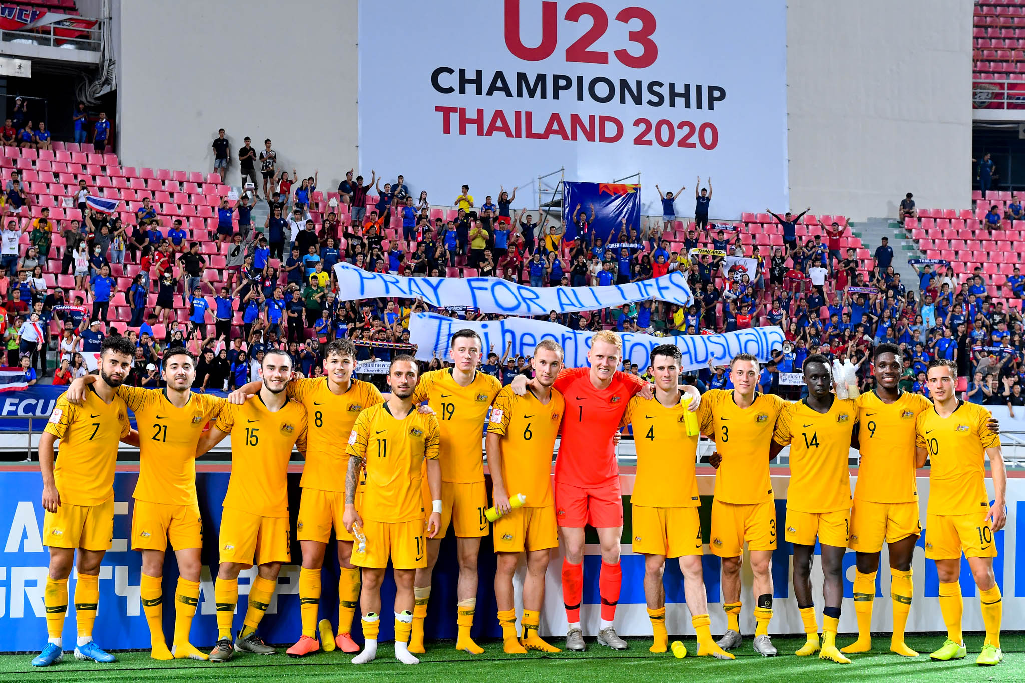 CĐV Thái Lan để lại ấn tượng đẹp trong ngày đội nhà thua ngược Australia - Bóng Đá