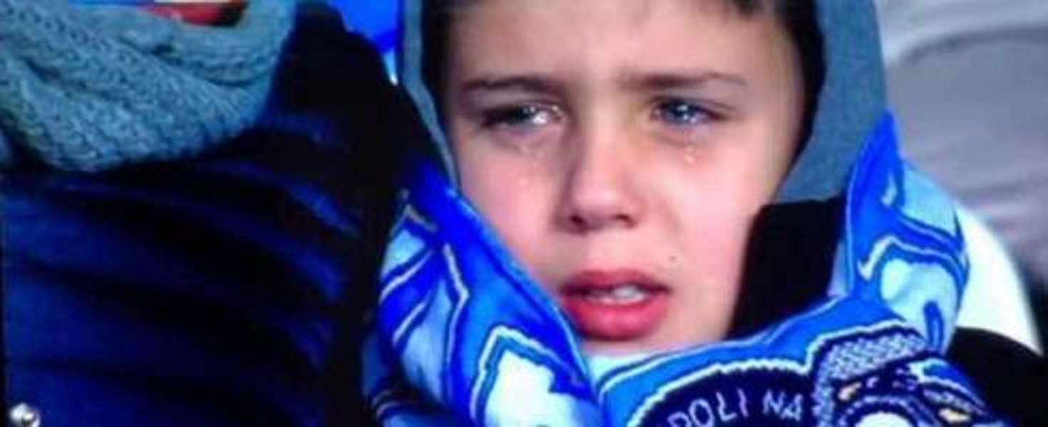 Chơi tệ khiến CĐV nhí khóc ròng, 'Messi Ý' quay video xin lỗi - Bóng Đá