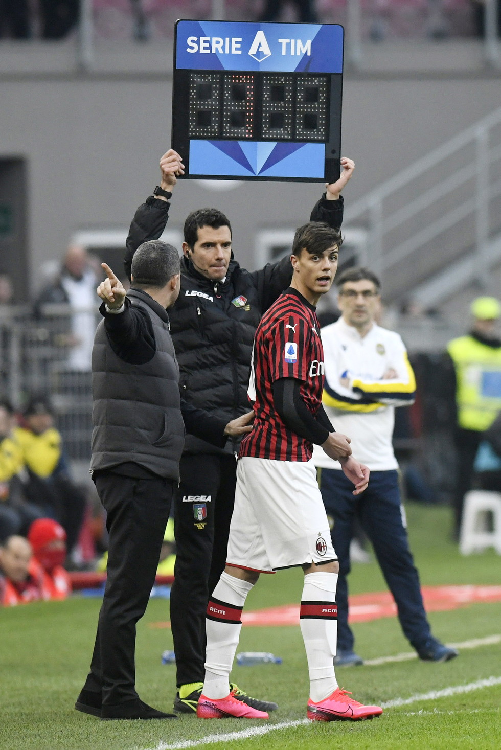 Khoảnh khắc ấn tượng: Thế hệ thứ 3 nhà Maldini vào sân cho Milan - Bóng Đá