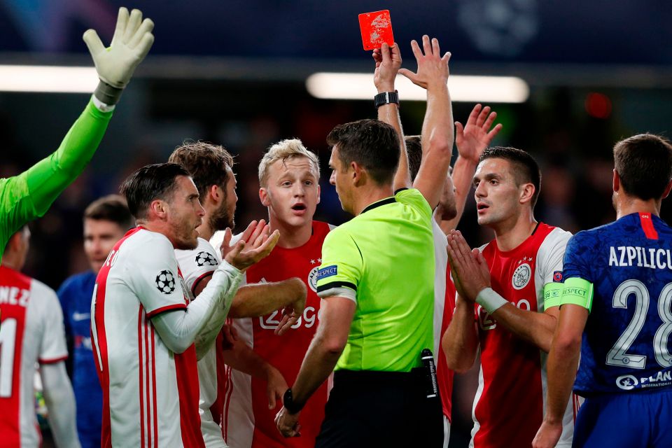 UEFA referee admits mistakes were made during Ajax vs Chelsea in the Champions league and may have cost the Dutch side €11.3m - Bóng Đá