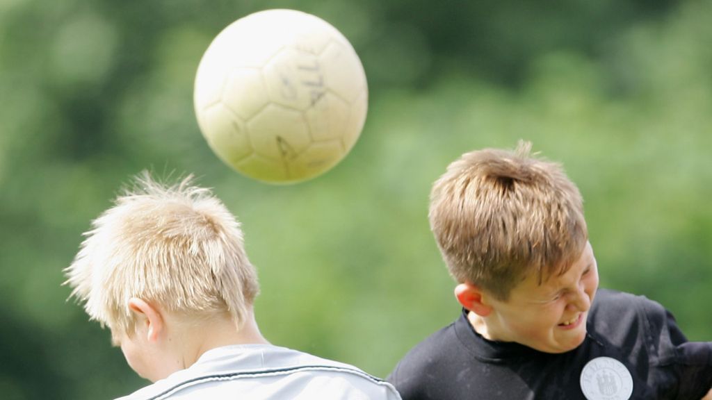 FA bans children under 12 from heading the football in training - Bóng Đá