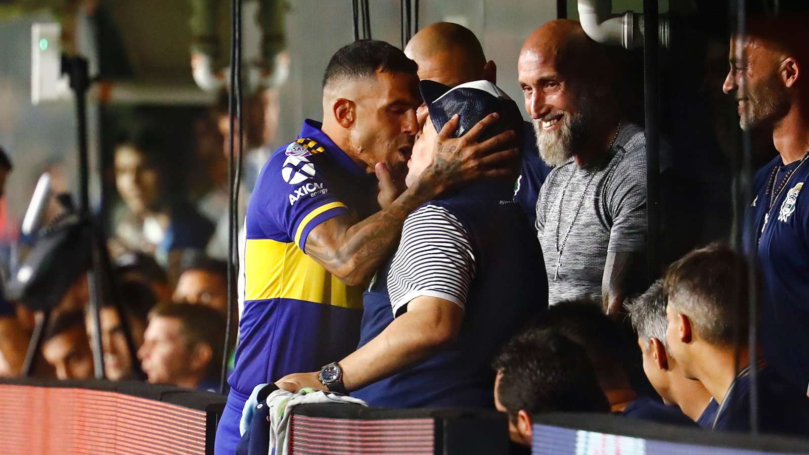 Tevez explains Maradona kiss prior to Boca Juniors' title victory - Bóng Đá