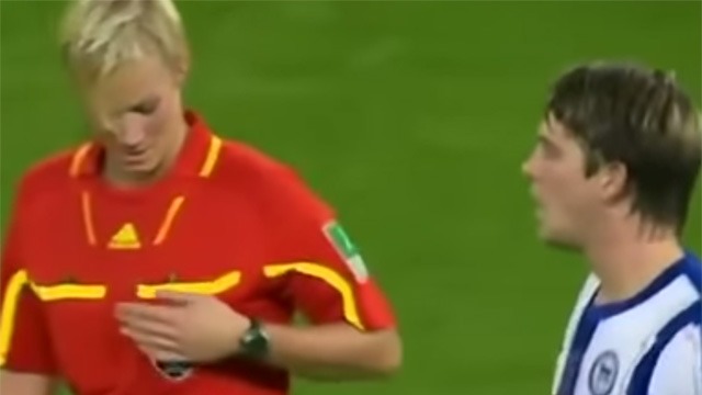 10 bizarre moments when the referee stole the show - Bóng Đá