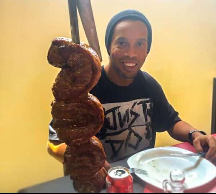 Ronaldinho treated to birthday barbecue as details emerge about his prison life - Bóng Đá