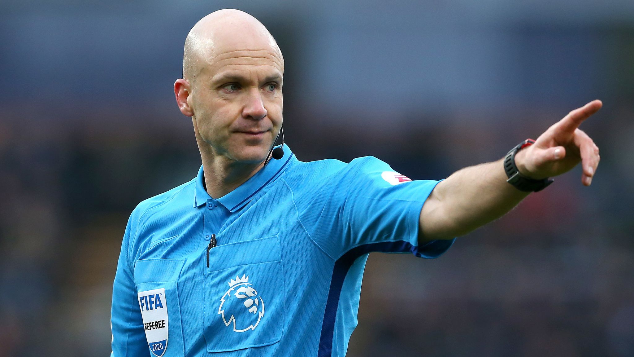 Premier referee Anthony Taylor volunteers for UK healthcare - Bóng Đá