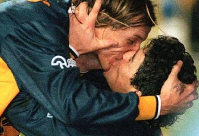 Cristiano and Dybala join the list: the most remembered kisses in the world of football - Bóng Đá
