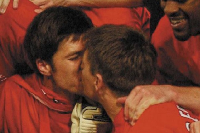 Cristiano and Dybala join the list: the most remembered kisses in the world of football - Bóng Đá
