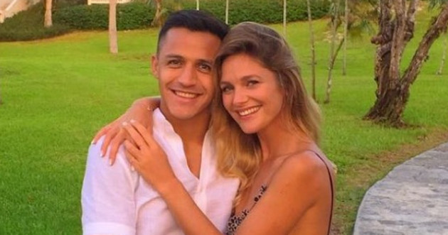 All over with Alexis Sanchez? The girlfriend is in Greece with the son of an ex… Inter - Bóng Đá
