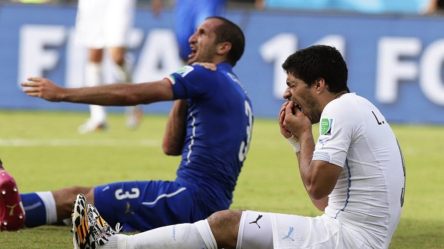 Luis Suarez phones Chiellini to clear the air after infamous World Cup 2014 bite ahead of £256k-a-week Juventus transfer - Bóng Đá