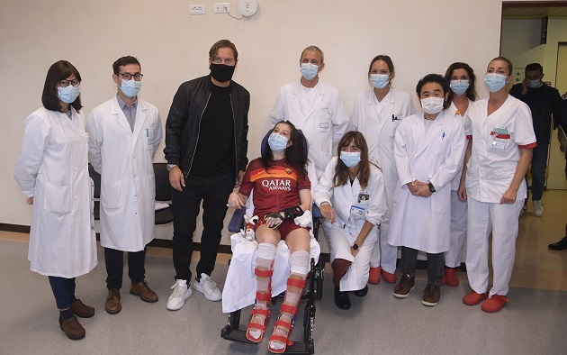 Totti visits Ilenia, the girl who came out of the coma: 'We cried together' - Bóng Đá