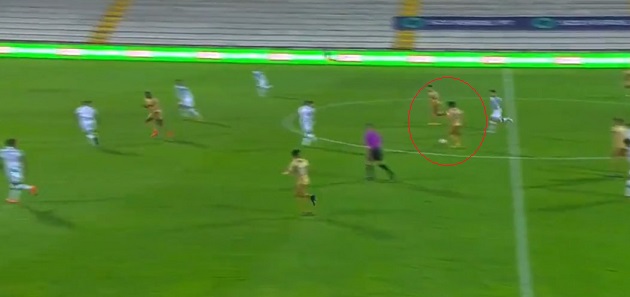 (Video) Former Manchester United midfielder scores from near the halfway line for Boavista - Bóng Đá