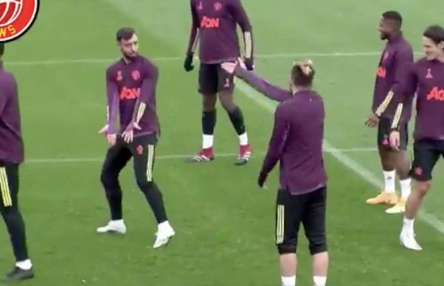 Man United fans are loving clip of Bruno Fernandes snapping at Alex Telles in training drill - Bóng Đá