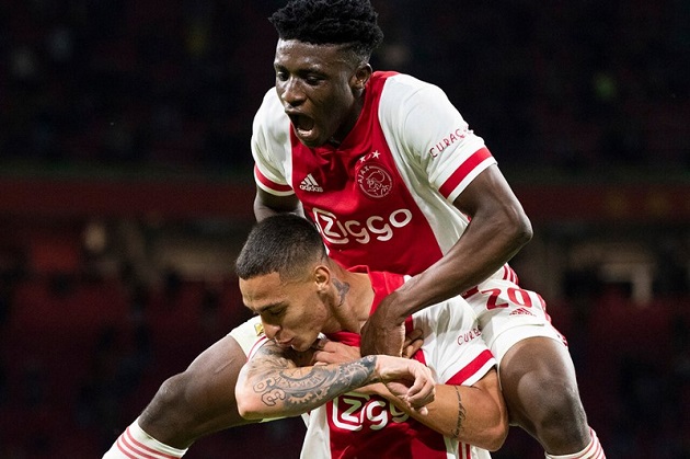 Babel warns Liverpool: 'He certainly stands out in Ajax midfield' - Bóng Đá