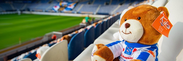 Eredivisie side Heerenveen put 15,000 teddy bears in the stands this weekend to raise awareness for children in the Netherlands who have cancer.  - Bóng Đá