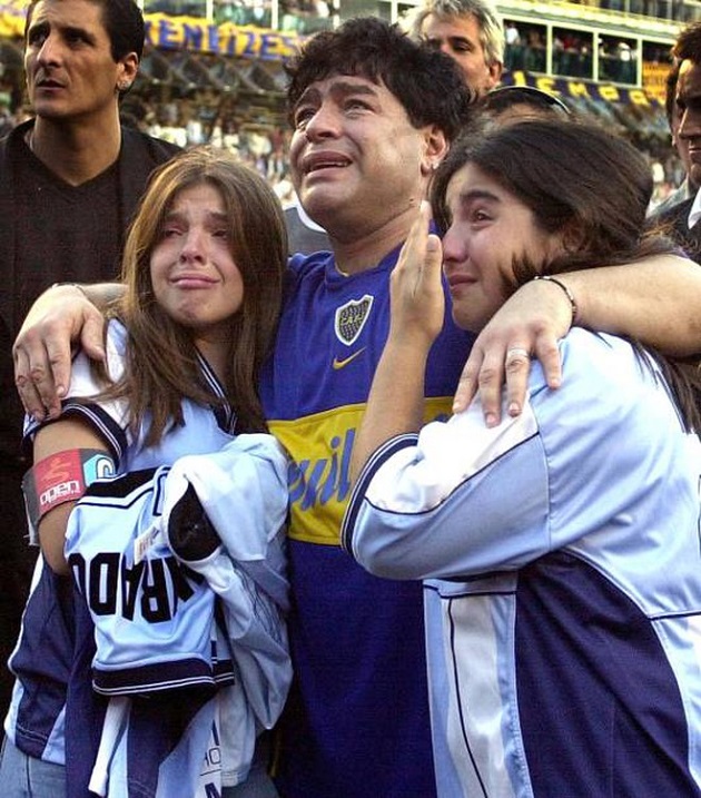 Con gái cưng của Maradona bật khóc nức nở trên khán đài Boca Juniors - Bóng Đá
