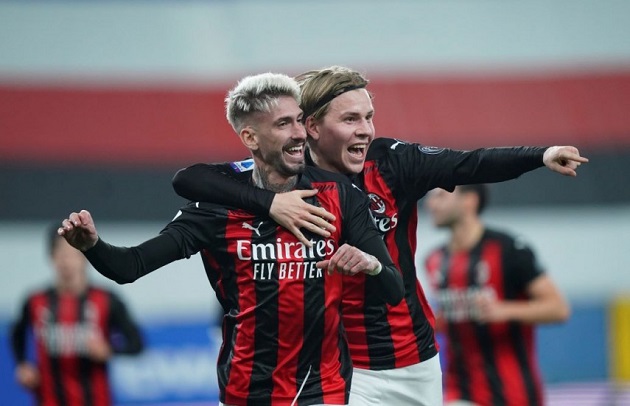 Quá phấn khích vì các học trò, HLV AC Milan có hành động lạ - Bóng Đá