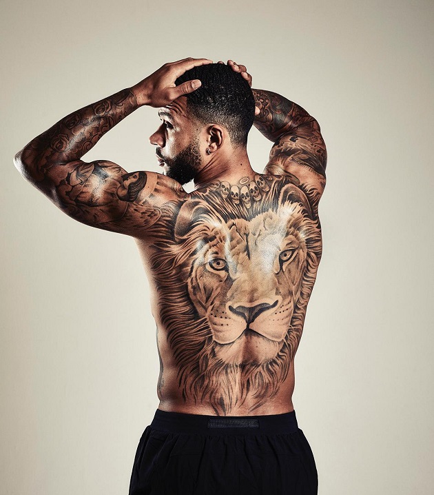 Memphis Depay en 2023  Tatuaje de cruz Póster de fútbol Estilos de  cabello y barba