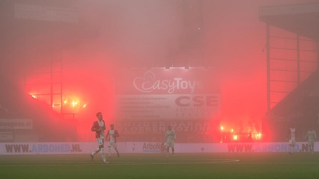 A match between FC Emmen and ADO Den Haag in the Netherlands was suspended for 17 minutes because of fireworks and flares affecting visibility. - Bóng Đá