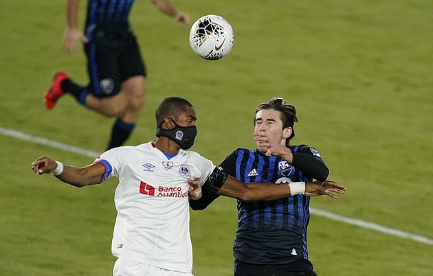 Honduras international Jerry Bengtson takes no chances in desperate bid to avoid catching Covid as he wears his mask DURING game against Thierry Henry - Bóng Đá