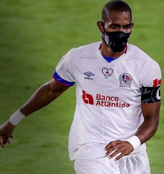 Honduras international Jerry Bengtson takes no chances in desperate bid to avoid catching Covid as he wears his mask DURING game against Thierry Henry - Bóng Đá