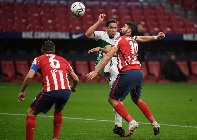 La Liga: VAR fails to overturn Atletico Madrid penalty despite Diego Costa's ridiculous dive - Bóng Đá