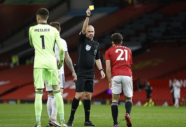 Man Utd 6-2 Leeds: Daniel James given incredibly harsh yellow card for 'dive' - Bóng Đá
