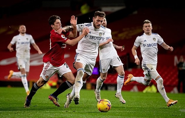 Man Utd 6-2 Leeds: Daniel James given incredibly harsh yellow card for 'dive' - Bóng Đá