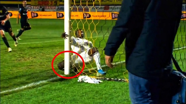 Barcelona's Moussa Wague ruled out for nine months after shattering his knee on goalpost - Bóng Đá