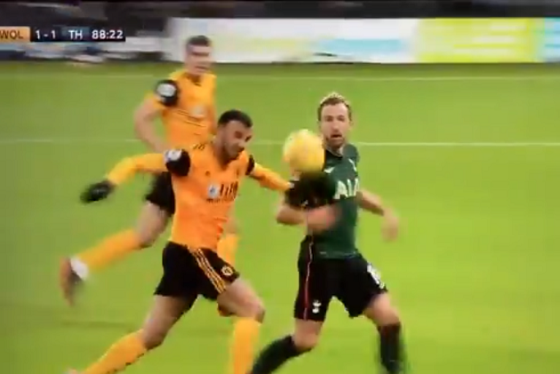 Wolves 1-1 Tottenham: Harry Kane slammed for shocking dive in the final minutes of the game - Bóng Đá