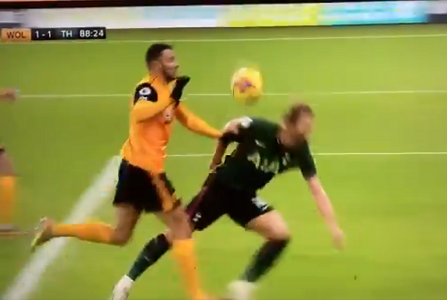 Wolves 1-1 Tottenham: Harry Kane slammed for shocking dive in the final minutes of the game - Bóng Đá