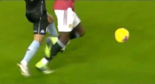 Aston Villa goalkeeper Emi Martinez reacts to Paul Pogba’s penalty incident - Bóng Đá