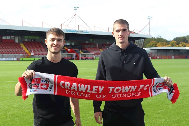 Tháng 10 năm ngoái, Tsaroulla ký hợp đồng 1 năm với CLB League Two Crawley Town. 1 tháng sau đó, hậu vệ trẻ có trận đấu chuyên nghiệp đầu tiên khi vào sân ở trận gặp Ipswich Town.