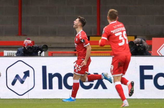 HARD WORK Former Tottenham youth player Nick Tsaroulla chokes up in emotional interview after scoring for Crawley in shock FA Cup - Bóng Đá