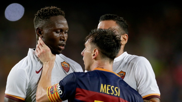 Messi giữ cổ Mapou.