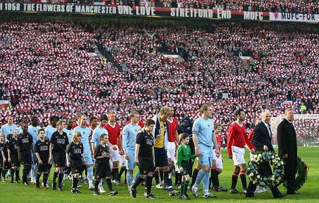 When United and City played in unbranded kits to mark the 50th anniversary of the Munich air disaster  - Bóng Đá
