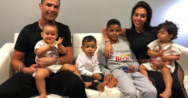 Ronaldo and Georgina pay cancer treatment for 7-year-old boy - Bóng Đá