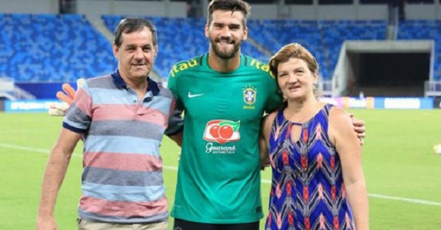 Ông Jose Becker cùng vợ và con trai chụp ảnh ở trận đấu của đội tuyển Brazil.