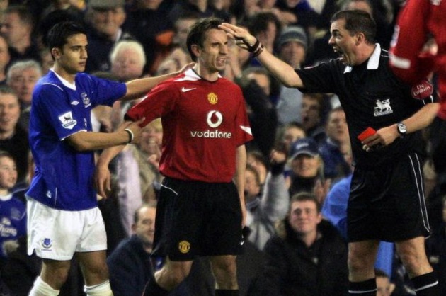 Neville admits Everton fans 'digged him in the ribs' when he fell into Goodison crowd - Bóng Đá
