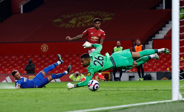 Rashford sút chìm hiểm hóc.