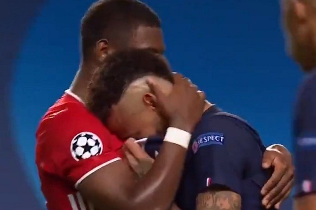 ROLES REVERSED Neymar consoles David Alaba - Bóng Đá