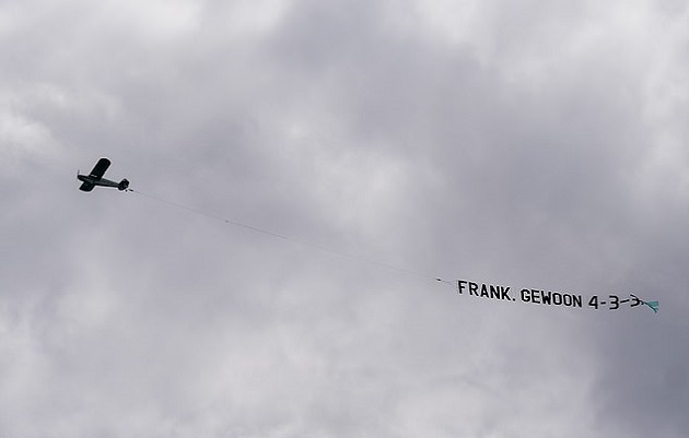 BOER OFF FRANK Fans fly banner over Holland training session demanding De Boer plays Arsenal reject Donyell Malen vs North Macedonia - Bóng Đá