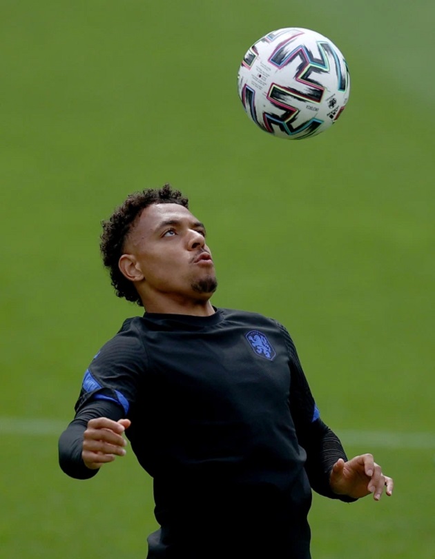 BOER OFF FRANK Fans fly banner over Holland training session demanding De Boer plays Arsenal reject Donyell Malen vs North Macedonia - Bóng Đá