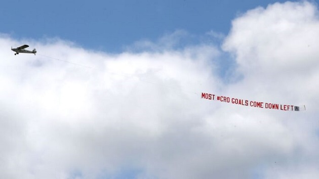 BOER OFF FRANK Fans fly banner over Holland training session demanding De Boer plays Arsenal reject Donyell Malen vs North Macedonia - Bóng Đá