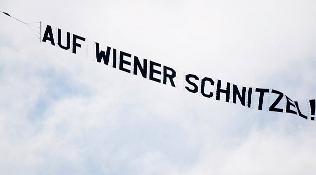 BOER OFF FRANK Fans fly banner over Holland training session demanding De Boer plays Arsenal reject Donyell Malen vs North Macedonia - Bóng Đá