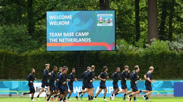 BOER OFF FRANK Fans fly banner over Holland training session demanding De Boer plays Arsenal reject Donyell Malen vs North Macedonia - Bóng Đá