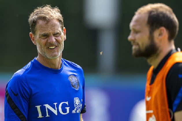 BOER OFF FRANK Fans fly banner over Holland training session demanding De Boer plays Arsenal reject Donyell Malen vs North Macedonia - Bóng Đá