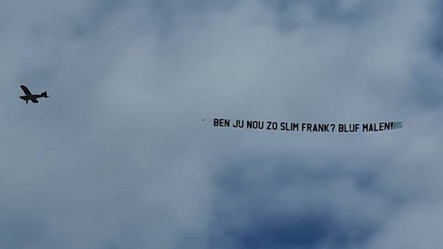 BOER OFF FRANK Fans fly banner over Holland training session demanding De Boer plays Arsenal reject Donyell Malen vs North Macedonia - Bóng Đá