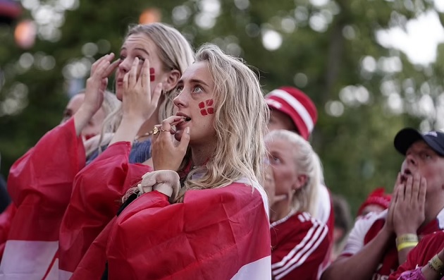 Pain for the Danes: Fans are left crying in Copenhagen as their side’s battling Euro 2020 run is ended by England - Bóng Đá