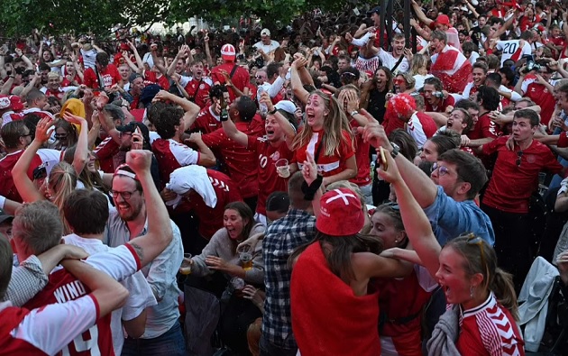 Pain for the Danes: Fans are left crying in Copenhagen as their side’s battling Euro 2020 run is ended by England - Bóng Đá