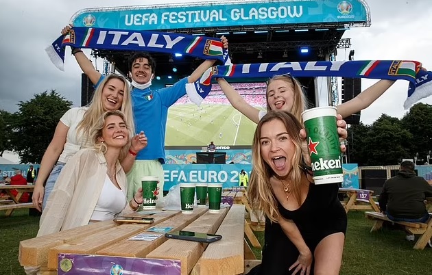 At least SOME Brits are happy! ‘Italian Jock’ Scottish fans rejoice in the rain after the Auld Enemy were defeated on penalties - Bóng Đá